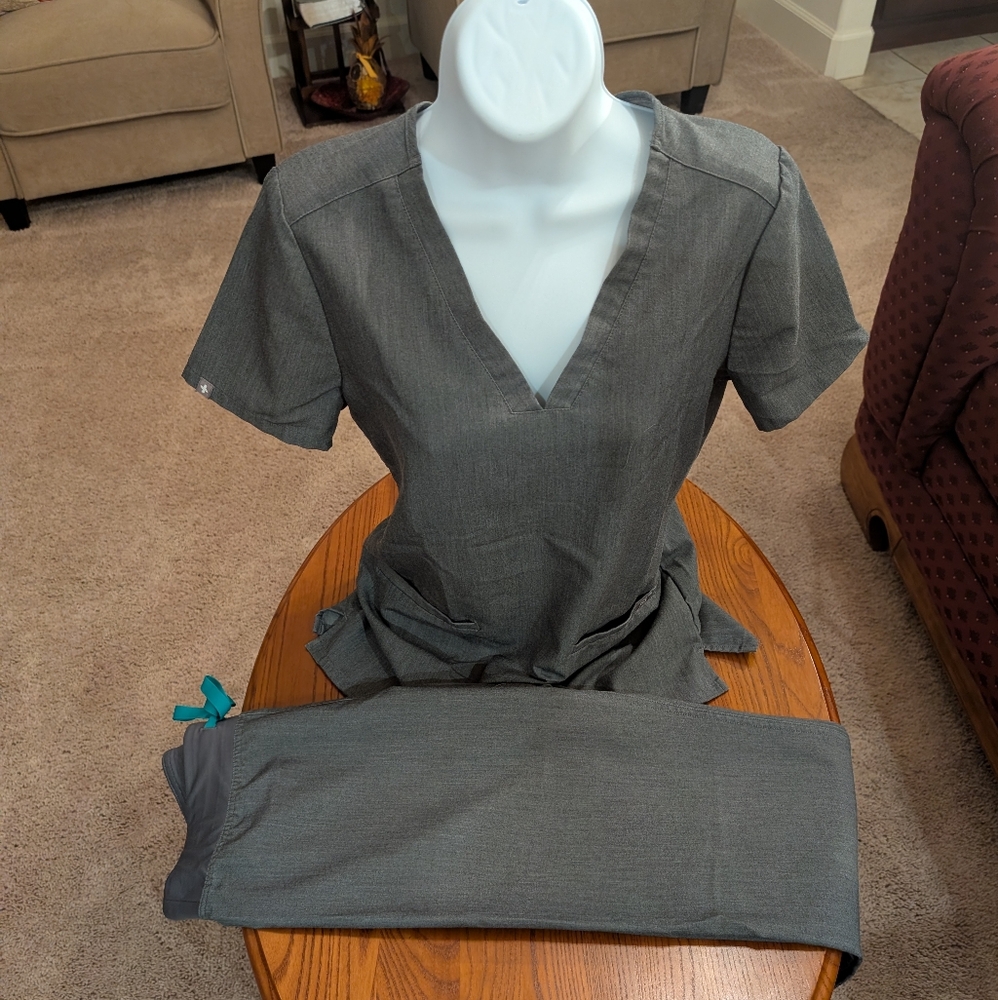 FIGS gray scrubs 2-pc set - size XS